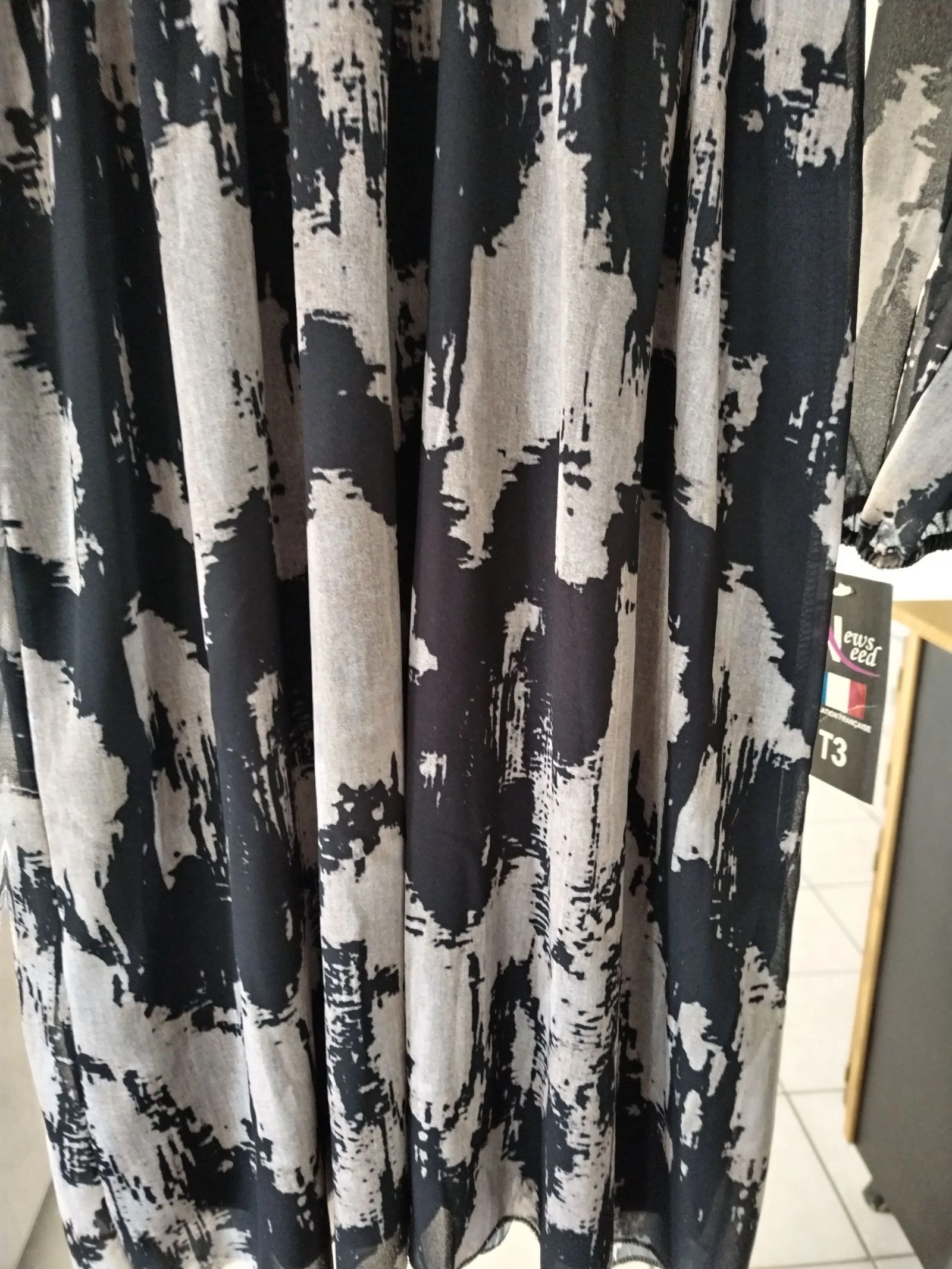 Hermoso vestido nuevo forrado con mangas largas elásticas en las muñecas, fabricación francesa. – photo 7